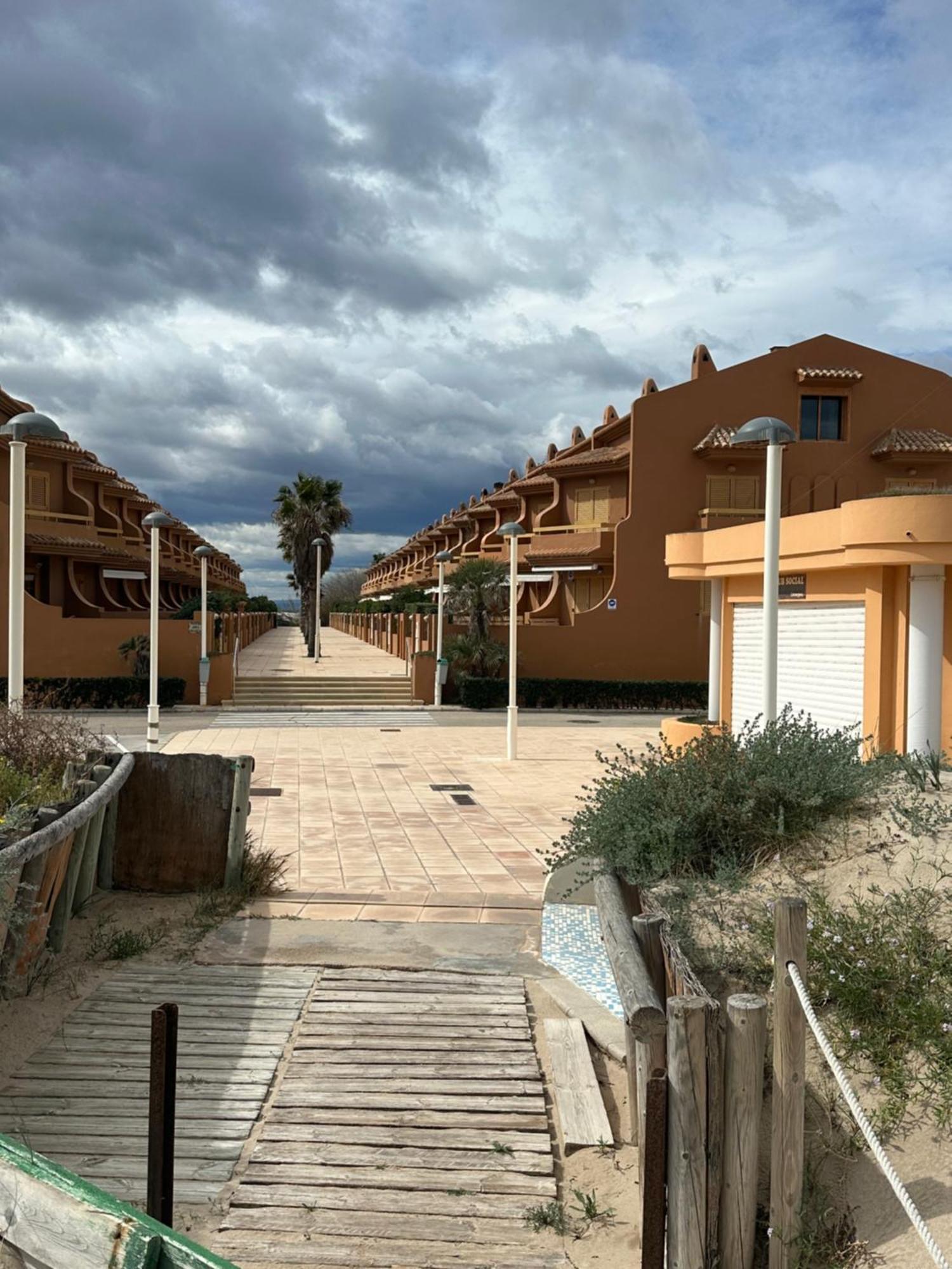 Chalet Adosado En La Playa De El Perellonet Con Piscina, Pista Tenis Valencia Exterior photo